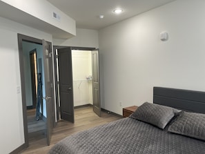 1 habitación, tabla de planchar con plancha, internet y ropa de cama 
