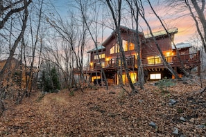 Exterior - Escape Lodge - Hot Tub, Large Deck, Sauna, Gym. (Sundance)