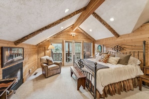 6 bedrooms, desk, iron/ironing board, free WiFi