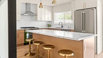 Micro-ondes, four, plaque de cuisson, lave-vaisselle