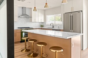 Mikrobølgeovn, ovn, kokeplater og oppvaskmaskin