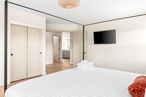4 chambres, bureau, fer et planche à repasser, lit de bébé portatif