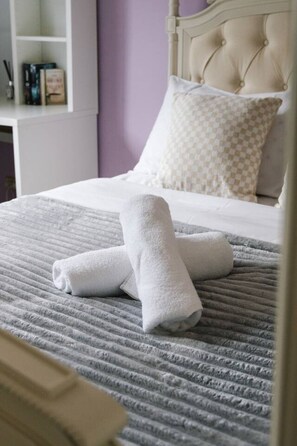 4 slaapkamers, een bureau, een strijkplank/strijkijzer, wifi