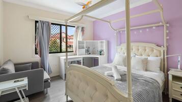 4 habitaciones, escritorio, tabla de planchar con plancha y wifi