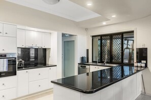 Een koelkast, een magnetron, een oven, een kookplaat