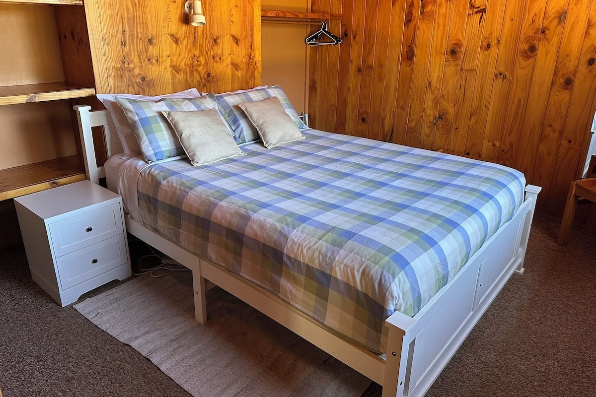 Planxa i posts de planxar, wifi gratuïta i roba de llit