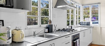 Cozy 3BR Home in Yeronga | Garden & Outdoor Living