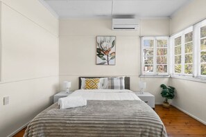 Een strijkplank/strijkijzer, wifi, beddengoed