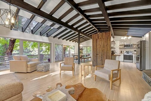 Dreamy & Scenic 3BR Lakefront on 200-Acre Estate