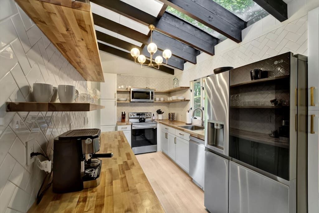 Køleskab, mikrobølgeovn, ovn, kogeplade