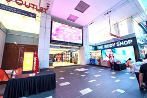 A shopping mall interior with a large digital screen, a 'The Body Shop' store, and a 'Tavistock' store. - Fahrenheit88 - Kuala Lumpur Bukit Bintang Egypt Theme (Kuala Lumpur)