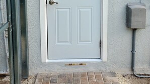 Una porta bianca con una chiave e un campanello.