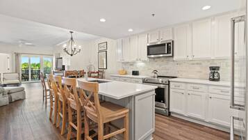 Réfrigérateur, four à micro-ondes, un four, surface de cuisson