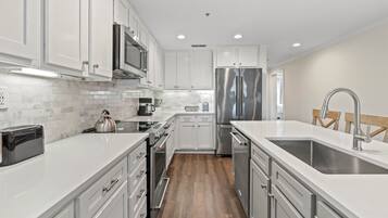 Refrigerador, microondas, horno y parrilla de estufa