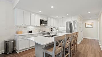 Réfrigérateur, four à micro-ondes, un four, surface de cuisson