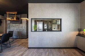 Geladeira, micro-ondas, cooktop, torradeira