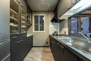 Refrigerador, microondas, parrilla de estufa y tostadora 