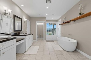 Shower, hair dryer, towels, shampoo - Equinox - Pool & Hot Tub -Trampoline -Games & More (Scottsdale)