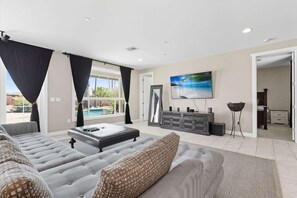 Smart-TV, Kamin, Arbeitsbereiche