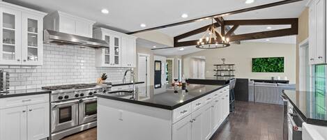 Réfrigérateur, four à micro-ondes, un four, surface de cuisson