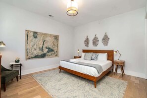 2 Schlafzimmer, Schreibtisch, Bügeleisen/Bügelbrett, Reisekinderbett