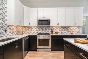 Frigorifero, microonde, forno, piano cottura