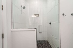 Dusche, Haartrockner, Handtücher, Shampoo