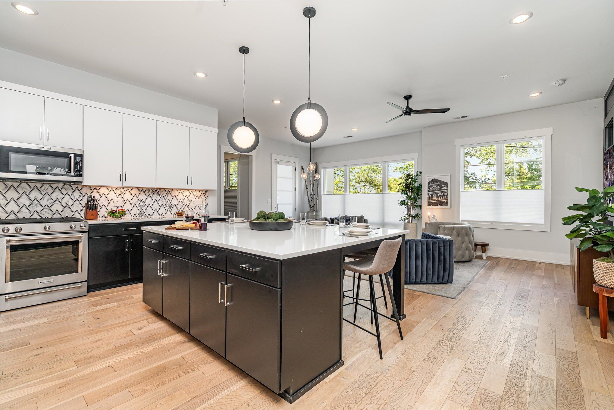 冷蔵庫、電子レンジ、オーブン、コンロ