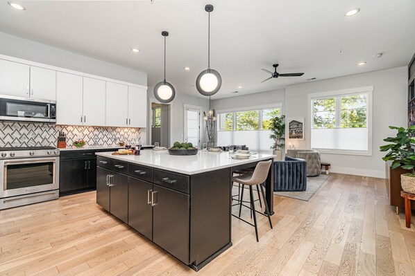 Een koelkast, een magnetron, een oven, een kookplaat