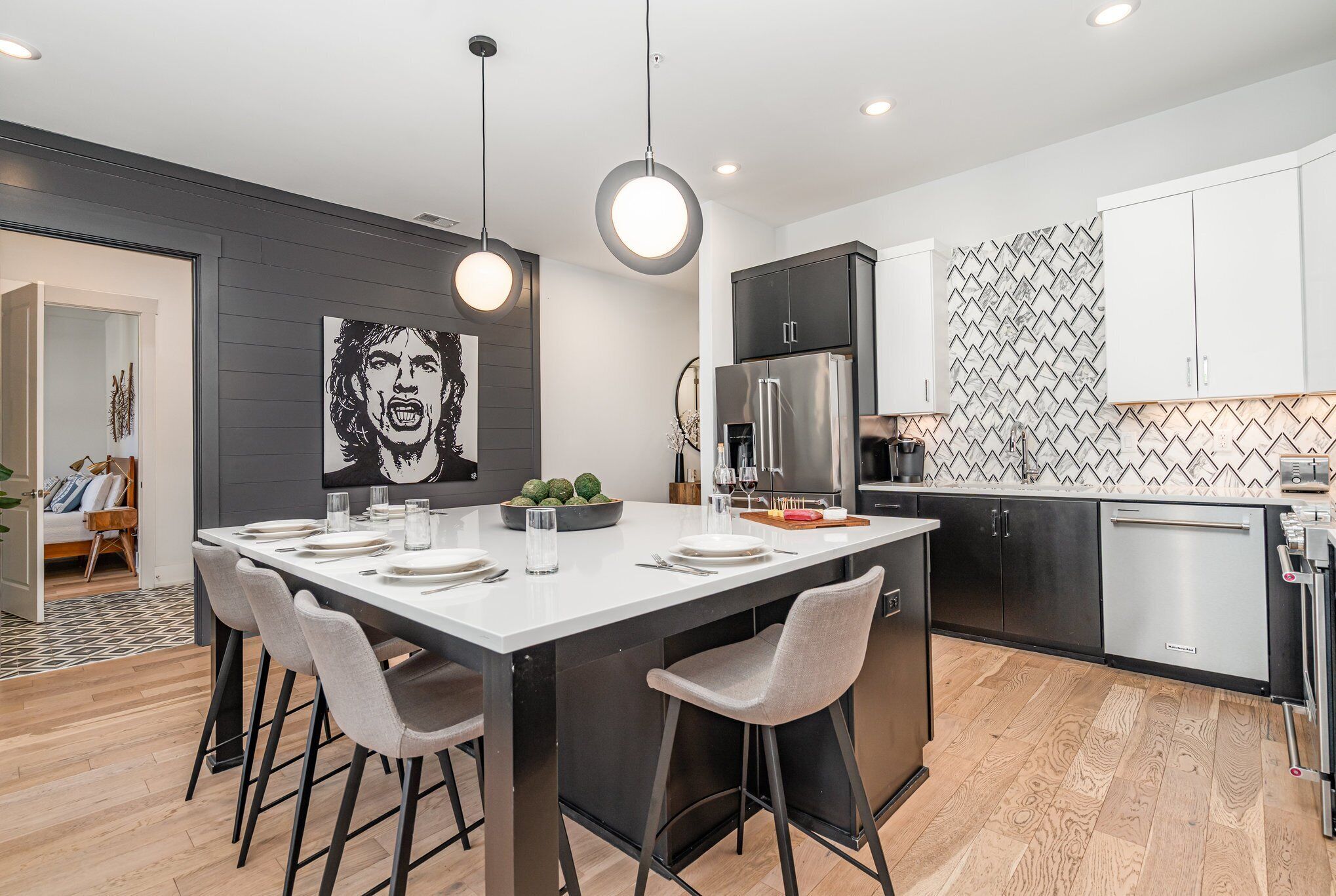 冷蔵庫、電子レンジ、オーブン、コンロ