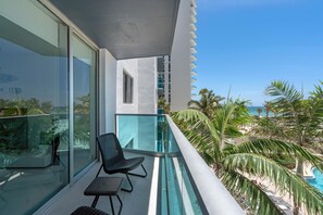 Property grounds - Relax by the Sea – Spacious Apartment with Beautif (Hollywood)