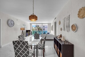 Interior - Relax by the Sea – Spacious Apartment with Beautif (Hollywood)