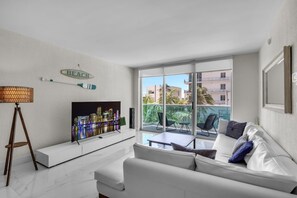 TV - Relax by the Sea – Spacious Apartment with Beautif (Hollywood)