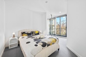 1 bedroom, iron/ironing board, WiFi, bed sheets - Central North Braddon – Steps from Cafes and Shops (Braddon)