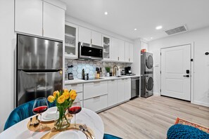 Réfrigérateur, four à micro-ondes, un four, surface de cuisson