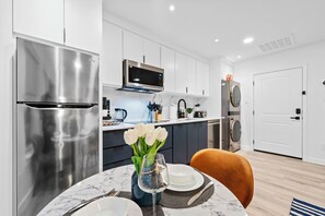 Fridge, microwave, oven, stovetop - Multi-Family House in Bishop Arts for 12 Guests (Dallas)