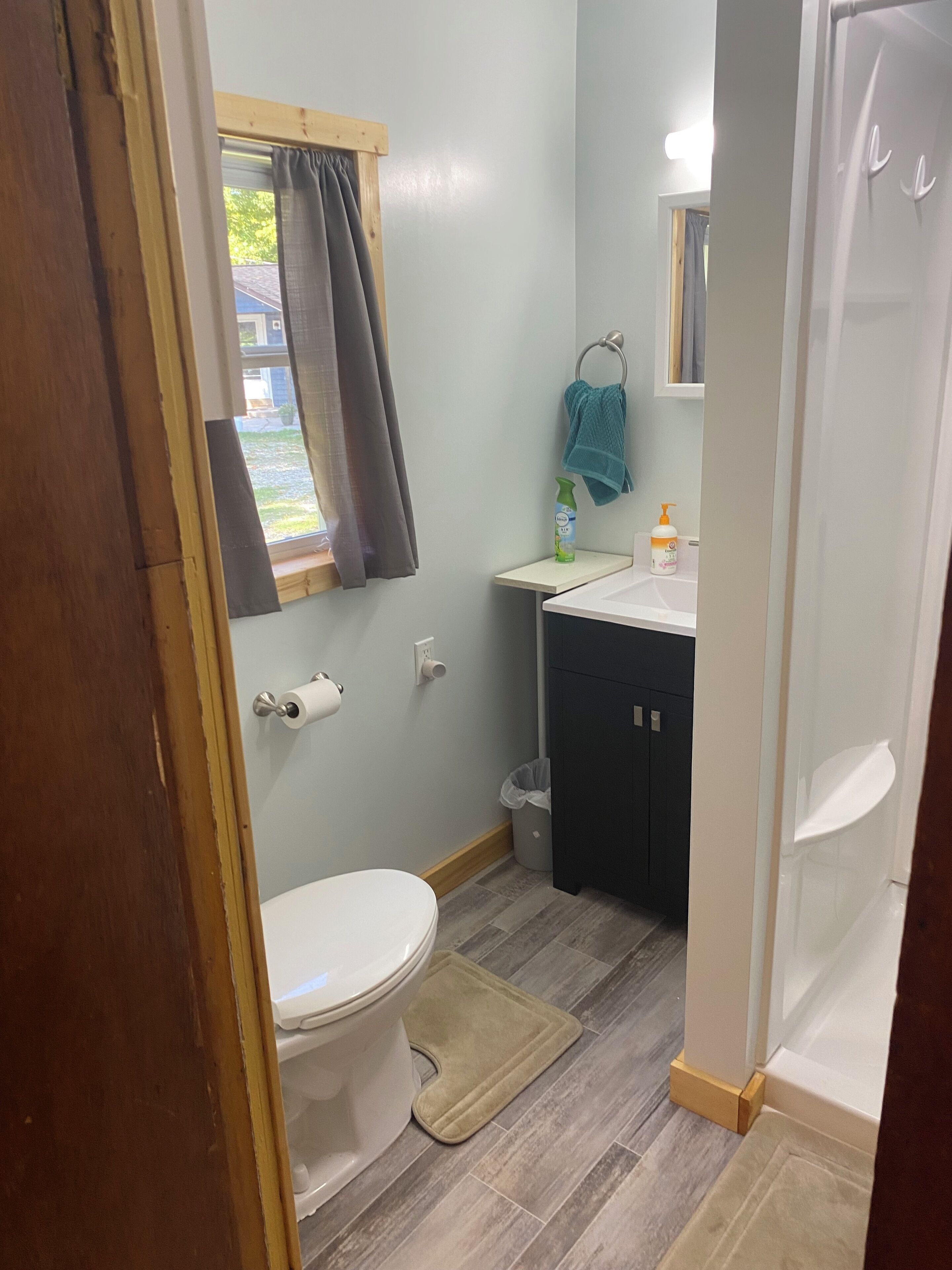 Douche, serviettes fournies, savon, papier toilette