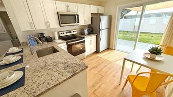 Een koelkast, een magnetron, een oven, een kookplaat