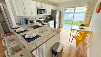 KĂŒhlschrank, Mikrowelle, Ofen, Herdplatte