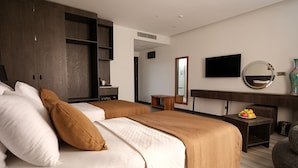 A hotel room with a bed, a desk, a TV, and a mirror. - Park Dedeman Midyat (Midyat)