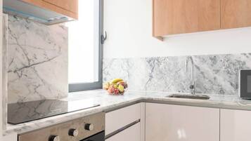 Een koelkast, een magnetron, een oven, een kookplaat