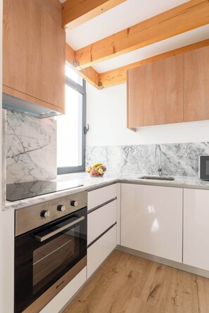 Een koelkast, een magnetron, een oven, een kookplaat