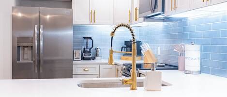 Microondas, horno, parrilla de estufa y lavavajillas