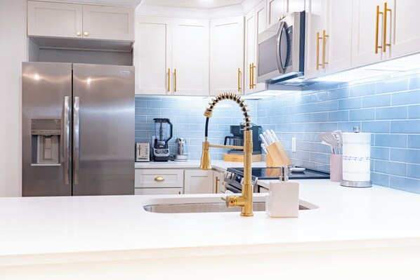 Four à micro-ondes, un four, surface de cuisson, lave-vaisselle