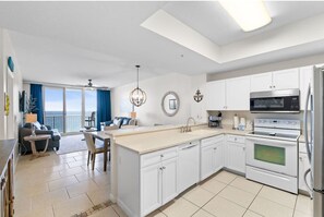 Four à micro-ondes, un four, surface de cuisson, lave-vaisselle