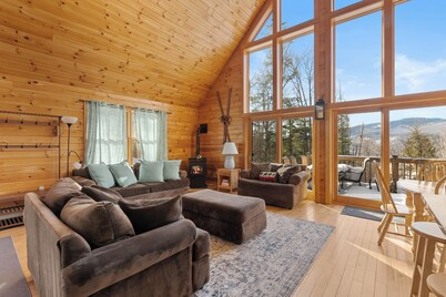 Linderhof Modern Log Chalet · 3 Min to Storyland · Sleeps 10 + Fire Pit