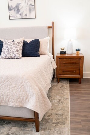 5 bedrooms, iron/ironing board, WiFi, bed sheets