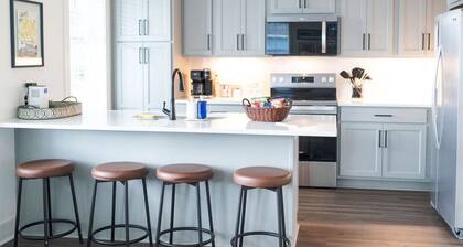 Spacious Home Near Campus - Sleeps 10