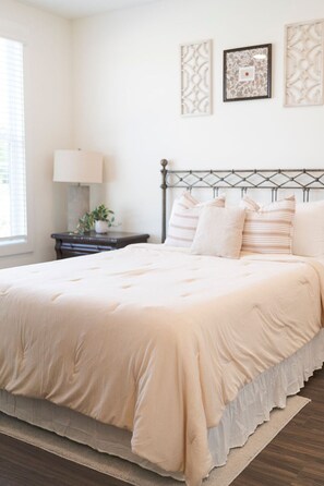 5 bedrooms, iron/ironing board, WiFi, bed sheets