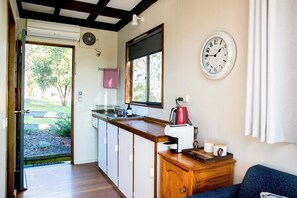 Suite monolocale Standard, patio, vista montagna | Cucina privata | Frigorifero, microonde, forno, piano cottura